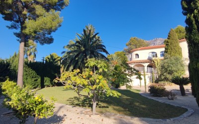 Вилла в средиземноморском стиле в Сьерра-де-Альтеа-Гольф, с красивым плоским садом.